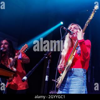 9 octobre 2021: Rhian Teasdale et Hester chambres du groupe Wet Leg à bout chaud de l'île de Wight vivent à Liverpool Guild of Students UK.(Image de crédit : © Andy Von PIP/ZUMA Press Wire) Banque D'Images