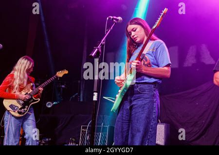 9 octobre 2021: Rhian Teasdale et Hester chambres du groupe Wet Leg à bout chaud de l'île de Wight vivent à Liverpool Guild of Students UK.(Image de crédit : © Andy Von PIP/ZUMA Press Wire) Banque D'Images