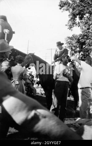 Photo de JOEL McCrea et MAUDIE PICKETT sur le terrain Candid avec le film Crew fixant le microphone à l'automne 1948 pendant le tournage à Durango du TERRITOIRE DU COLORADO 1949 réalisateur RAOUL WALSH scénario John Twist et Edmund H. North adapté du roman High Sierra par W.R.Burnet Warner Bros. Banque D'Images