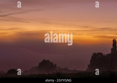 Tôt le matin brouillard pendant un lever de soleil coloré à Maastricht, aux pays-Bas.Ce genre de matins sont souvent vus en automne Banque D'Images