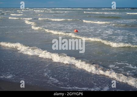 Vagues se brisant sur la plage de Marina di Ravenna, Italie Banque D'Images