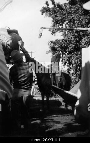 Photo de JOEL McCrea sur le terrain Candid en automne / automne 1948 pendant le tournage à Durango du TERRITOIRE DU COLORADO 1949 réalisateur RAOUL WALSH scénario John Twist et Edmund H. North adapté du roman High Sierra par W.R.Burnet Warner Bros. Banque D'Images