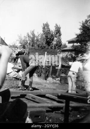 Photo de JOEL McCrea et des membres de l'équipe de cinéma sur place ont marché à l'automne 1948 pendant le tournage à Durango du TERRITOIRE DU COLORADO 1949 réalisateur RAOUL WALSH scénario John Twist et Edmund H. North adapté du roman High Sierra de W.R.Burnet Warner Bros. Banque D'Images