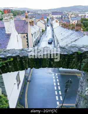 Vue vers le bas et le long d'une petite rue dans Conway Nord du pays de Galles Banque D'Images