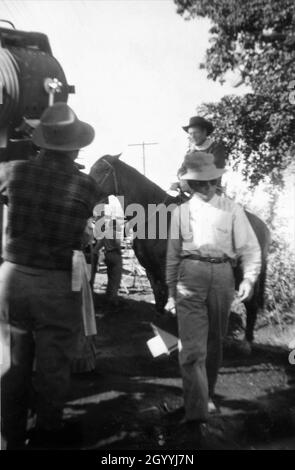 Photo de JOEL McCrea et des membres de l'équipage sur le terrain Candid à l'automne 1948 pendant le tournage à Durango du TERRITOIRE DU COLORADO 1949 réalisateur RAOUL WALSH scénario John Twist et Edmund H. North adapté du roman High Sierra de W.R.Burnet Warner Bros. Banque D'Images