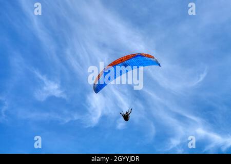 Parapente dans le ciel bleu.Le sportif volant sur un parapente.Activités sportives de loisirs en vacances Banque D'Images