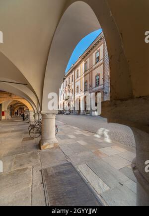 Cuneo, Piémont, Italie - 6 octobre 2021 : la mairie vue depuis les arcades des arcades historiques (Portici di Cuneo) dans la via Roma Banque D'Images