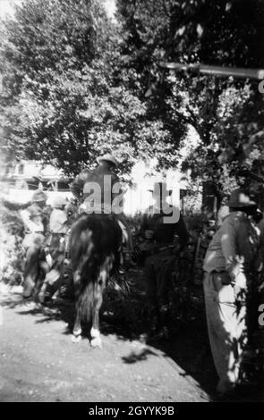 Photo de JOEL McCrea et des membres de l'équipage sur le terrain Candid à l'automne 1948 pendant le tournage à Durango du TERRITOIRE DU COLORADO 1949 réalisateur RAOUL WALSH scénario John Twist et Edmund H. North adapté du roman High Sierra de W.R.Burnet Warner Bros. Banque D'Images