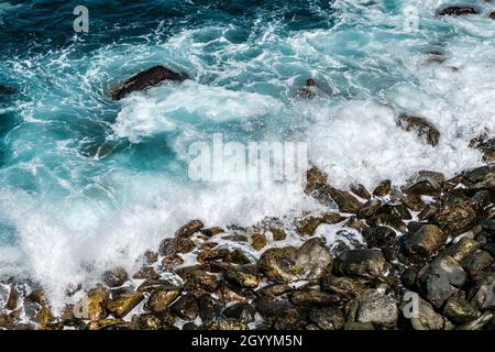 vagues de l'océan qui s'écrasant sur des rochers sur la côte ou la plage Banque D'Images