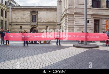 Londres, Royaume-Uni.29 août 2021.Extinction rébellion des manifestants à l'extérieur du Musée des Sciences.Des militants se sont rassemblés devant le musée de South Kensington pour protester contre le parrainage par Shell de l'exposition notre avenir planète sur le changement climatique et dans le cadre de la campagne de deux semaines de la rébellion de l'extinction. Banque D'Images