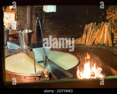 Production traditionnelle de fromage suisse Gruyère artisanal à la laiterie alpine de Moleson, Gruyère. Banque D'Images