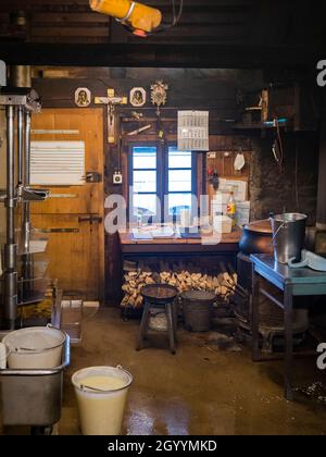 Atelier de production traditionnelle de fromage suisse Gruyère artisanal à la laiterie alpine de Moleson, Gruyère. Banque D'Images