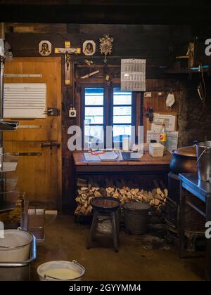 Atelier de production traditionnelle de fromage suisse Gruyère artisanal à la laiterie alpine de Moleson, Gruyère. Banque D'Images