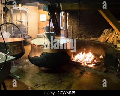 Production traditionnelle de fromage suisse Gruyère artisanal à la laiterie alpine de Moleson, Gruyère. Banque D'Images