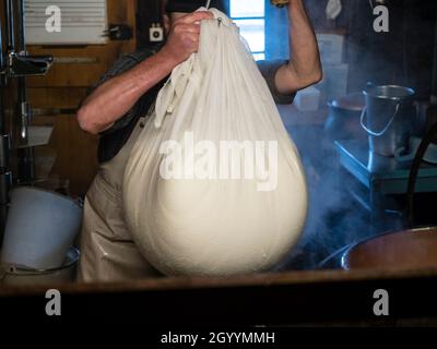 Production traditionnelle de fromage suisse Gruyère artisanal à la laiterie alpine de Moleson, Gruyère. Banque D'Images