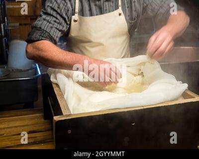 Production traditionnelle de fromage suisse Gruyère artisanal à la laiterie alpine de Moleson, Gruyère. Banque D'Images