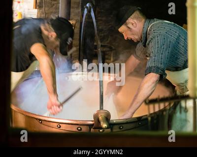 Production traditionnelle de fromage suisse Gruyère artisanal à la laiterie alpine de Moleson, Gruyère. Banque D'Images