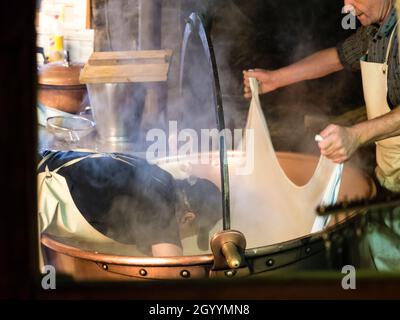 Production traditionnelle de fromage suisse Gruyère artisanal à la laiterie alpine de Moleson, Gruyère. Banque D'Images