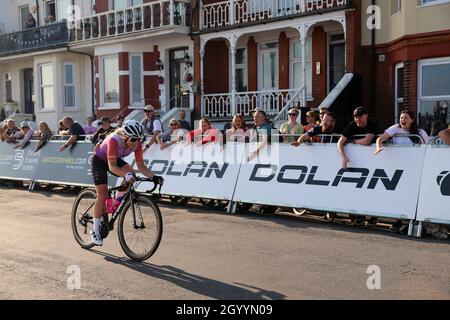 Un cycliste AWOL O'Shea est acclamé par la foule à l'étape six de la tournée des femmes AJ Bell 2021 à Felixstowe, Suffolk. Banque D'Images