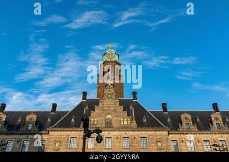 Rotterdam, pays-Bas.Le Monumental City Hall Building au port de Coolsingel de Rotterdam sous un ciel bleu, summe était l'un des rares bâtiments qui ont survécu à l'attentat du 10 mai 1040 de la ville par les Allemands pendant la Seconde Guerre mondiale. Banque D'Images