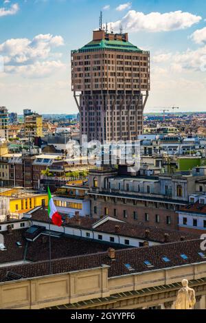 Vue sur Torre Velasca, gratte-ciel construit dans les années 1950, à Milan, Italie Banque D'Images