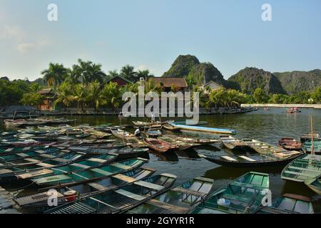 Sampans amarré à Tam COC, province de Ninh Binh, Vietnam Banque D'Images