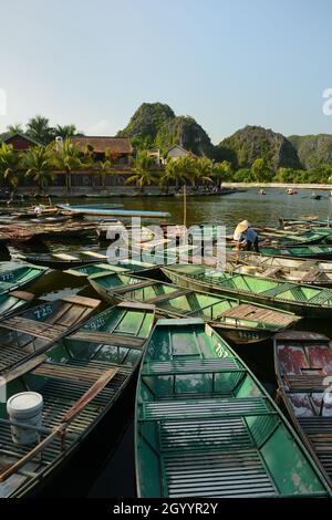 Sampans amarré à Tam COC, province de Ninh Binh, Vietnam Banque D'Images