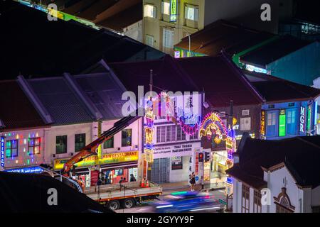 Le technicien de maintenance de la grue de camion fixe l'éclairage dans la nuit à Little India.Singapour. Banque D'Images