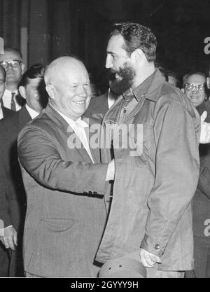 Le Premier ministre soviétique Nikita Khrouchtchev (à gauche) donne au Premier ministre cubain Fidel Castro un pat affectueux sur le dos alors que ce dernier arrive pour dîner à la légation soviétique.Tous deux étaient à New York pour la 15e Assemblée générale des Nations Unies.New York, 9-23-60. Banque D'Images