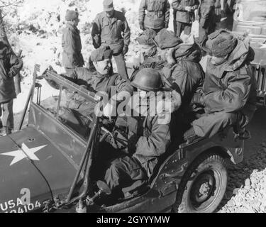 Le président élu Dwight D. Eisenhower (siège avant, à gauche); le général Mark W. Clark, commandant en chef du Commandement des Nations Unies (siège arrière, au centre), et les membres de leur parti commencent une tournée d'installations en jeep au siège du 2e US Inf.Division.Corée, 12-5-52. Banque D'Images