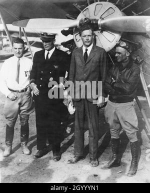 De droite à gauche : le lieutenant James Doolittle, l'as de l'armée américaine, le colonel Charles Lindbergh, le lieutenant Al Williams, l'as de la marine,Et Clif Henderson, directeur des courses aériennes nationales de 1929.2 septembre 1929. Banque D'Images