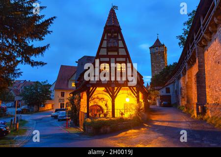 Mur de nuit et Gerlachschmiede, maison Gerlach Blacksmith, belle maison à colombages à Rothenburg ob der Tauber, Bavière, Allemagne du sud Banque D'Images