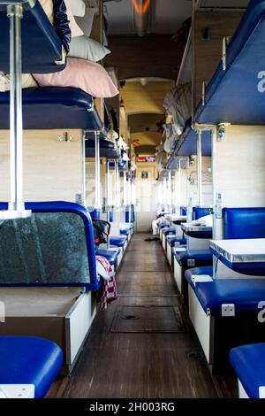 Intérieur d'un train russe longue distance RZD typique avec lits pour dormir Banque D'Images
