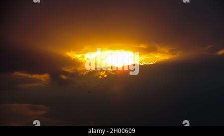 la forme du soleil et des nuages ressemble à un œil brûlant dans le ciel Banque D'Images