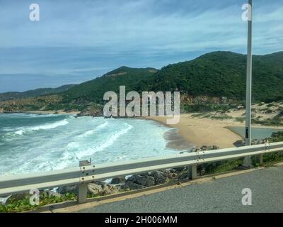 Vue aérienne de la plage de sable et de la vague près de Vinh Hy Bay, province de Ninh Thuan, Vietnam Banque D'Images