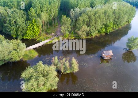 Image aérienne du paysage avec maison en bois au milieu de la rivière et de la forêt en été Banque D'Images
