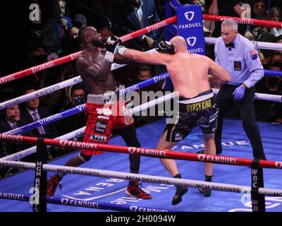 Las Vegas, États-Unis.10 octobre 2021.Tyson Fury atterrit un jab gauche lors du match de boxe 12 tours Tyson Fury contre Deontay Wilder III, à la T-Mobile Arena de Las Vegas, Nevada, le samedi 9 octobre 2021.Photo de James Atoa/UPI crédit: UPI/Alay Live News Banque D'Images