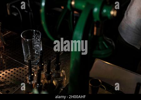 Vue sur un bol mélangeur sur un comptoir de bar à cocktails, vue sur un magnifique bar à cocktails dans une discothèque. Banque D'Images