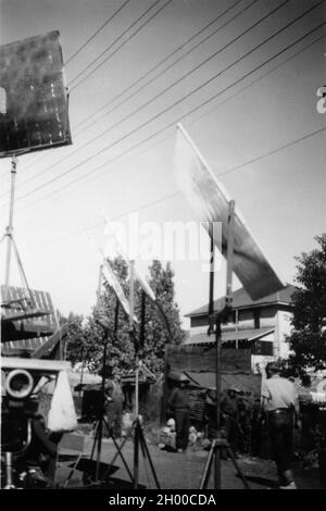 Photo des membres de l'équipe de tournage sur place Candid à l'automne 1948 pendant le tournage à Durango du TERRITOIRE DU COLORADO 1949 réalisateur RAOUL WALSH scénario John Twist et Edmund H. North adapté du roman High Sierra de W.R.Burnet Warner Bros. Banque D'Images