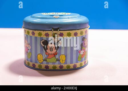 Santa Maria RS Brésil.01/22/2021.Old disney collection tirelire en étain.Imprimé Mickey Mouse.Objet pour stocker des pièces.Coffre-fort pour enfants.Article de spécialité.CAN t Banque D'Images