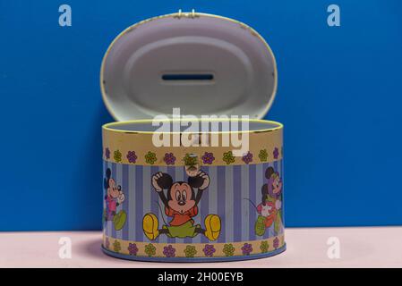 Santa Maria RS Brésil.01/22/2021.Old disney collection tirelire en étain.Imprimé Mickey Mouse.Objet pour stocker des pièces.Coffre-fort pour enfants.Article de spécialité.CAN t Banque D'Images