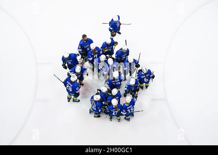 La Slovénie fête après avoir gagné son match contre l'Islande lors du match de pré-qualification des femmes de la deuxième série de qualifications des Jeux Olympiques de Beijing 2022 au Motorpoint Arena de Nottingham. Banque D'Images