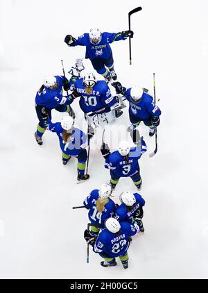 La Slovénie fête après avoir gagné son match contre l'Islande lors du match de pré-qualification des femmes de la deuxième série de qualifications des Jeux Olympiques de Beijing 2022 au Motorpoint Arena de Nottingham. Banque D'Images