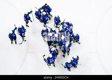 La Slovénie fête après avoir gagné son match contre l'Islande lors du match de pré-qualification des femmes de la deuxième série de qualifications des Jeux Olympiques de Beijing 2022 au Motorpoint Arena de Nottingham. Banque D'Images