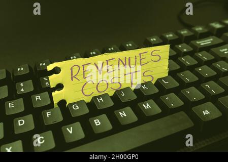 Source d'inspiration indiquant les coûts de revenus des panneaux.Photo conceptuelle montant total de l'argent dans la fabrication et la livraison un produit dactylographiant en ligne examen de classe Banque D'Images
