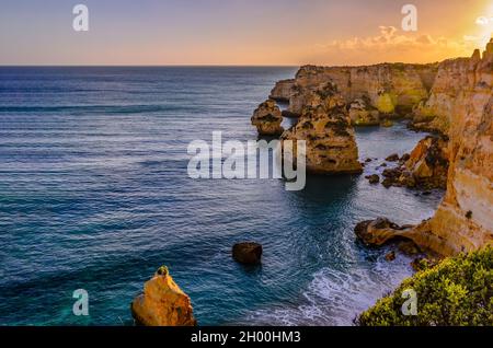 Praia da Marinha.Belle plage et bateaux à Marinha, Algarve, Portugal. Banque D'Images