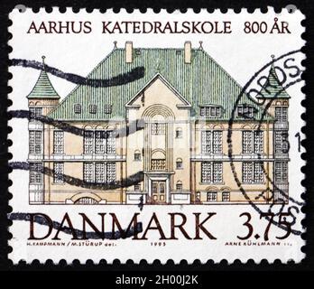 DANEMARK - VERS 1995 : un timbre imprimé au Danemark montre l'école de la cathédrale d'Aarhus, 800e anniversaire, vers 1995 Banque D'Images