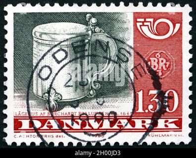 DANEMARK - VERS 1980 : un timbre imprimé au Danemark montre le Tankard argenté, de Borchardt Rollufse, 1641, vers 1980 Banque D'Images