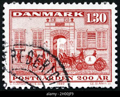 DANEMARK - VERS 1980 : un timbre imprimé au Danemark montre le Bureau des gardes du courrier royaux, Copenhague, 1779, 200e anniversaire du Service postal national, Banque D'Images