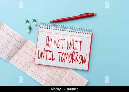 Affichage de l'affiche n'attendez pas avant demain.Mot écrit sur nécessaire pour le faire tout de suite urgent mieux faire maintenant l'écriture Laboratoire de médecine de prescription Banque D'Images